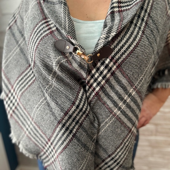 💕3/$20 Super Cozy plaid Poncho - Picture 2 of 7